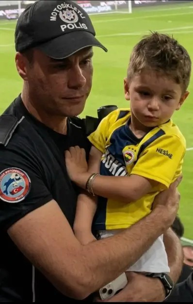 Fenerbahçe Formalı Çocuğu Koruyan Polisten Duygusal Sözler: 'Artık Sana Hiç Kimse Hiçbir Şey Yapamaz' - Resim : 3
