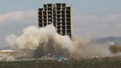 300 kilo dinamitle yıkılmayan bina kendiliğinden yıkıldı