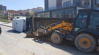 Beylikdüzü'nde hafriyat kamyonu devrildi