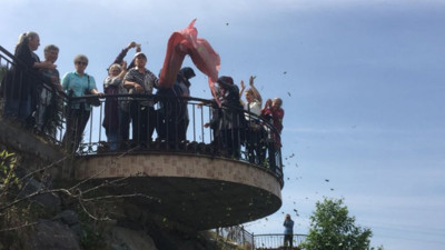 Rize'de kadınlar topladıkları çayı dereye döktü
