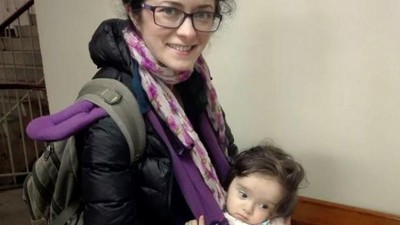Kucağındaki bebeğiyle cumhurbaşkanı adayı için imza verdi