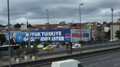 AKP'li belediye Erdoğan ve AKP afişlerini indirmedi