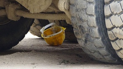 Yol yapım işçisi feci şekilde can verdi