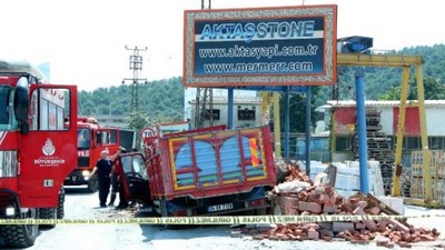 Kağıthane'de kum yüklü kamyonet duvara çarptı: 1 yaralı