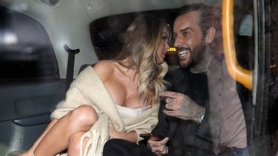 Chloe Sims 'Pride of Britain' gecesine damga vurdu