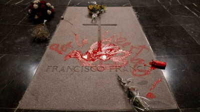 Diktatör Franco'nun mezarına kuş çizen sanatçıya gözaltı