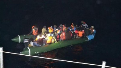 İzmir açıklarında 163 göçmen yakalandı