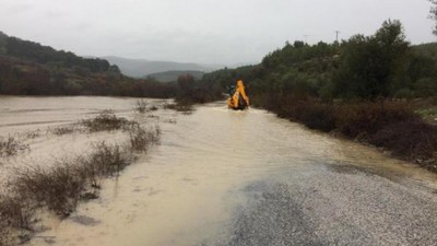 Saruhanlı'da taşkın! Ulaşıma kapandı