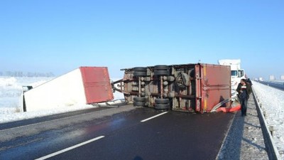 Buzlanan yolda 5 araçlı zincirleme kaza