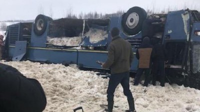 Çocukları taşıyan otobüs takla attı