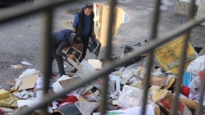 Gazeteciler gelince Atatürk resimlerini çöpten çıkardılar