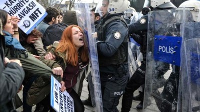 Beyazıt'ta eylem yapan gruba polis müdahalesi