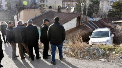 Hafif ticari araç, evin bahçesine uçtu
