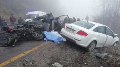 Öğrenci servisiyle otomobil çarpıştı: Ölü ve yaralılar var