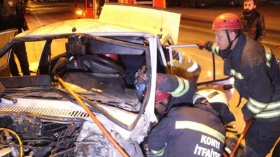 Ağaca çarpan otomobilde sıkışan sürücü güçlükle kurtarıldı