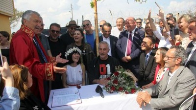 Rıza Akın portakal bahçesinde evlendi