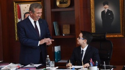 Mansur Yavaş koltuğunu 11 yaşındaki Kerem'e devretti