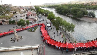 Avanos'taki kortej yürüyüşünde 150 metrelik Türk bayrağı