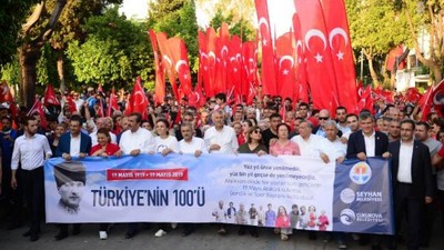 Adana'da 19 Mayıs coşkusu fener alayı ile sürdü