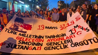 Sultangazi'de meşaleli 19 Mayıs yürüyüşü