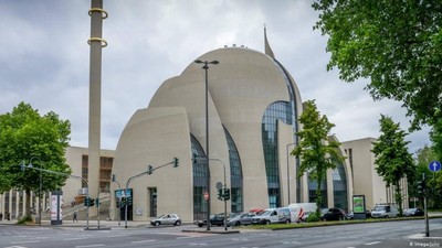 Köln Merkez Camii'ne bomba tehdidi