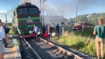 Ukrayna’da yolcu treninde yangın çıktı: Yolcular kovayla su taşıdı!