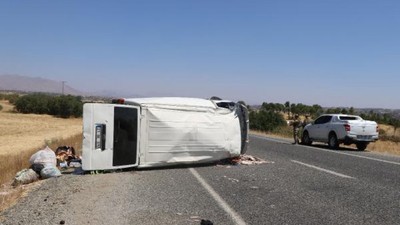 Lice'de minibüs devrildi: 7 yaralı