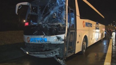 TEM Otoyolu'nda yolcu otobüsü, çöp kamyonuna çarptı: 3 yaralı