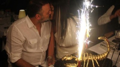Süreyya Yalçın'dan eşine altın akrep