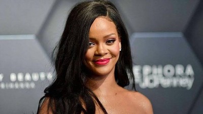 Rihanna yine sınırları zorladı! Galaya iç çamaşırsız katıldı