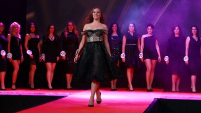 Rusya'da bir ilk! 3 güzellik yarışmasının kazanları aynı sahnede