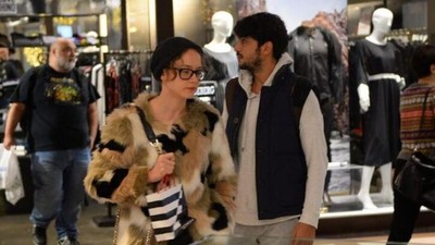 Taner Ölmez'in sevgilisi Ece Çeşmioğlu ödül aldı