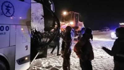 Sivas - Erzincan karayolunda yolcu otobüsü kaza yaptı