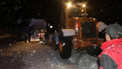 Sivas'ta yolcu otobüsü, kar küremesi yapan iş makinesiyle çarpıştı