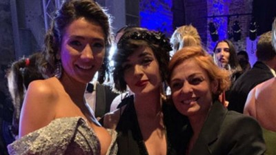 Aybüke Pusat iddialı elbisesiyle geceye damga vurdu