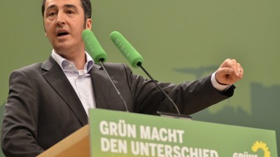 Cem Özdemir'in evine taşlı saldırı