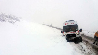 Bingöl'de hasta almaya giden ambulans, kara saplandı