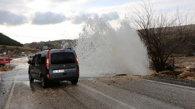 Adıyaman’da su borusu patladı, yol çöktü
