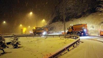 Bolu Dağı'nda yoğun kar yağışı ulaşımı etkiledi! D - 100 ve Tem yolunu kullanacaklar dikkat