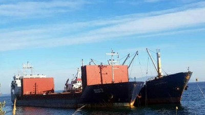 Şarköy'de karaya oturan geminin yükü başka gemiye aktarılıyor