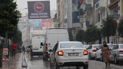 Kornadan rahatsız olan esnaftan afişli çözüm