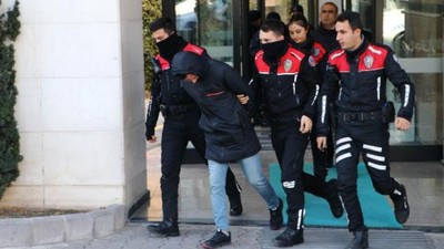 Avukat ve müvekkil yakınları arasında silahlı kavga: 2 yaralı