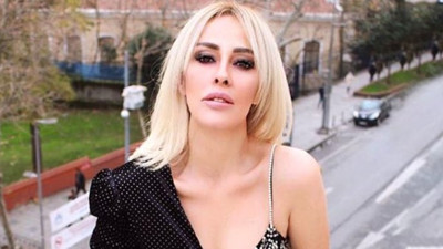 Frikik vermek istemeyen Helin Avşar'dan ilginç önlem! Göğüsünü boyadı