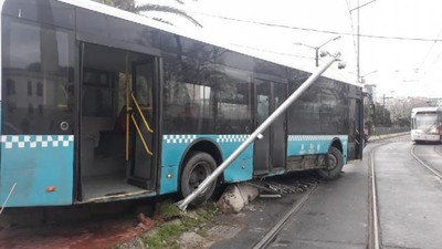 Aksaray'da feci kaza! Otobüs tramvay yoluna girdi