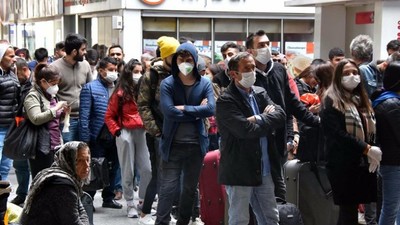 İzmir otobüs terminalinde izin kuyruğu kalabalığı