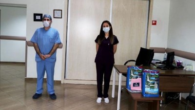 Rize'de 2 hemşire koronavirüsü yenerek alkışlarla göreve döndü
