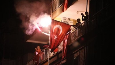 Antalya'da 23 Nisan coşkusu balkonlarda yaşandı! Saat 21.00'de İstiklal Marşı okundu