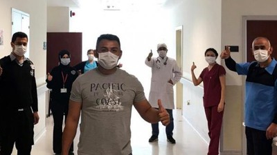 Antalya'da koronavirüsü yenen hasta alkışlarla taburcu edildi