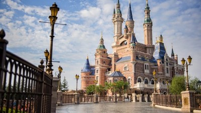 Salgının başladığı Çin'de Disneyland yeniden açıldı