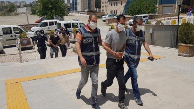 Depremde hasar gören binadan hırsızlık yaparken yakalandılar